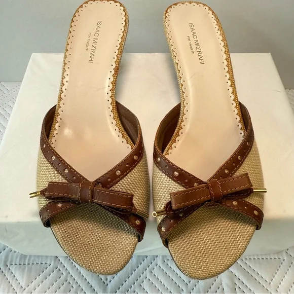 Isaac Mizrahi Brown and Tan Bow Kitten Heel Sandals Size 9 - Picture 3 of 11